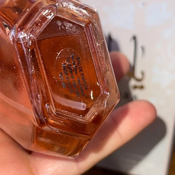 Yara Perfume with Pink Accents - Picture 4 of 8